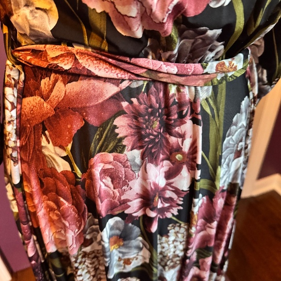 Dramatic Janette Floral Fall Maxi Gown Size Medium - Picture 7 of 7